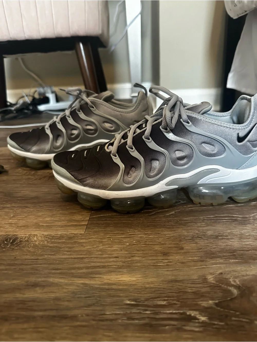Nike Men’s Black and Light Gray Lace-Up Sneakers Vapor Max Plus S7